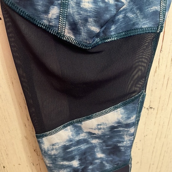 🌻 Lululemon Size 4 Cropped Leggings Reflective Side stripes Mesh Navy and Gray - Picture 13 of 14